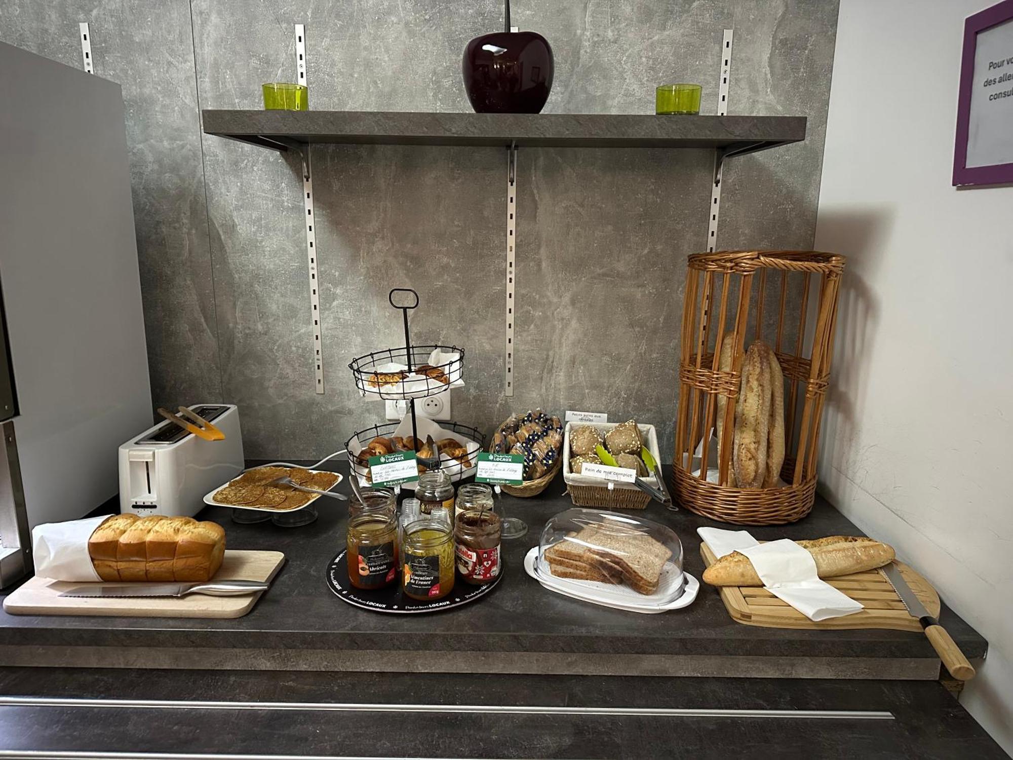 Brit Hotel Confort Nevers Centre Gare Zewnętrze zdjęcie